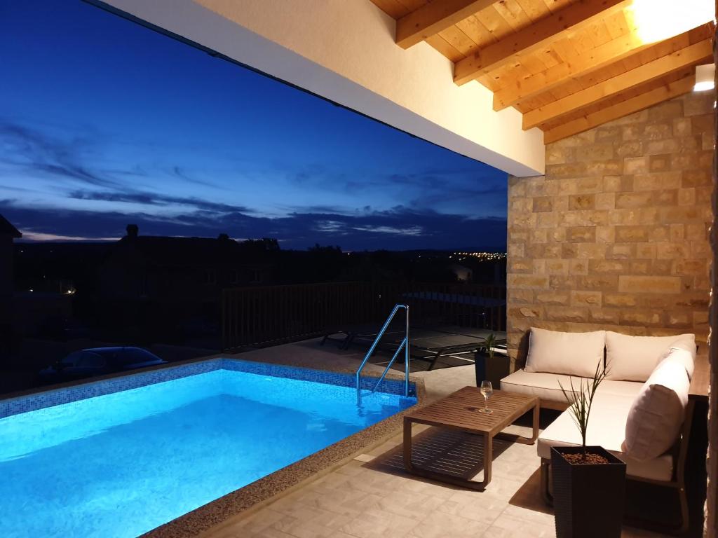 Bazén v ubytovaní Villa El Istria alebo v jeho blízkosti
