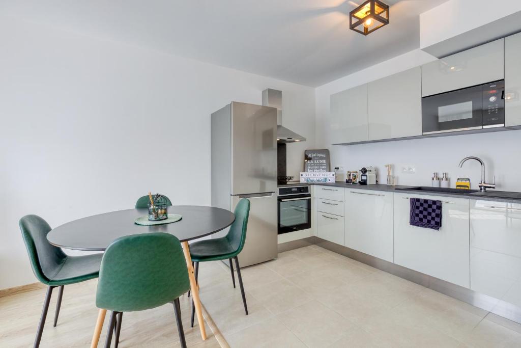 a kitchen and dining room with a table and chairs at J.Mo Home - Idéal famille - Calme - Au temps d'arrêt in Chessy