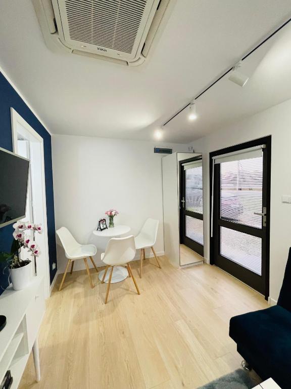 Televízia a/alebo spoločenská miestnosť v ubytovaní Beds Friends Apartments