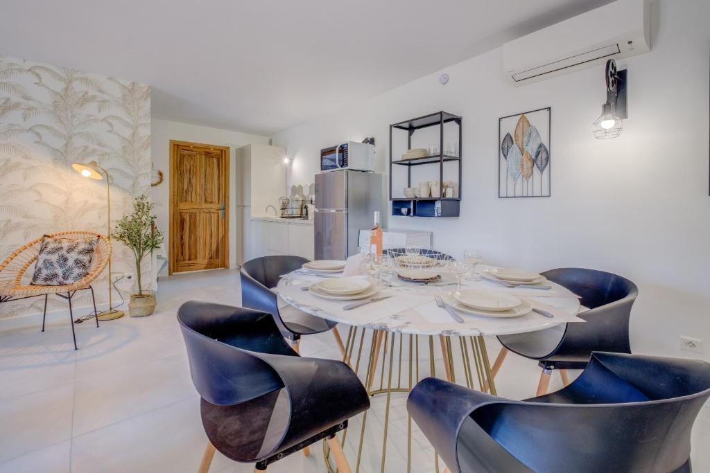 a dining room with a table and chairs at REVES DE PAMPA l APPART in Lorgues