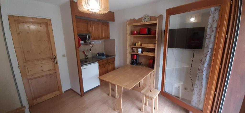 Kuchyňa alebo kuchynka v ubytovaní Un havre de paix aux pieds des chemins de montagne