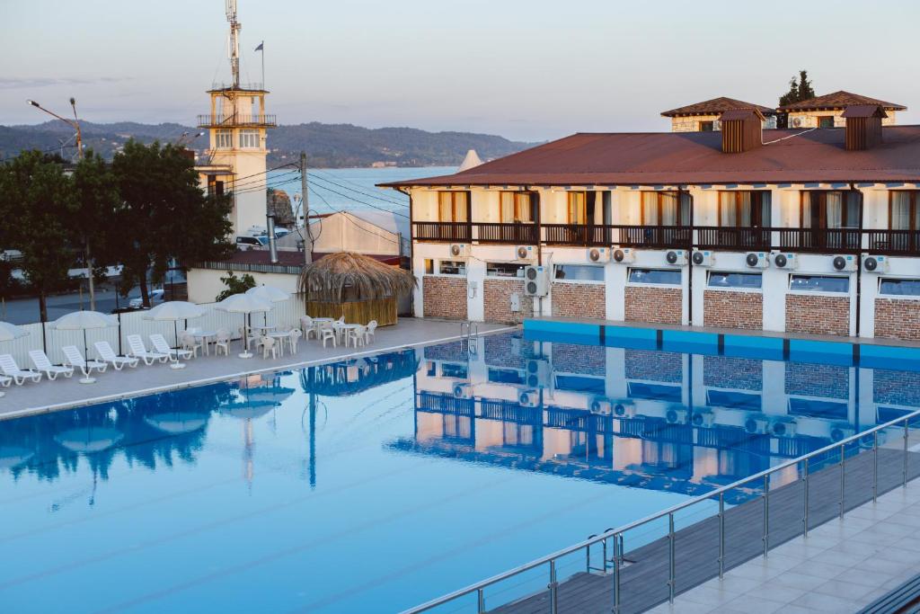 Bazén v ubytování DEM Hotel nebo v jeho okolí