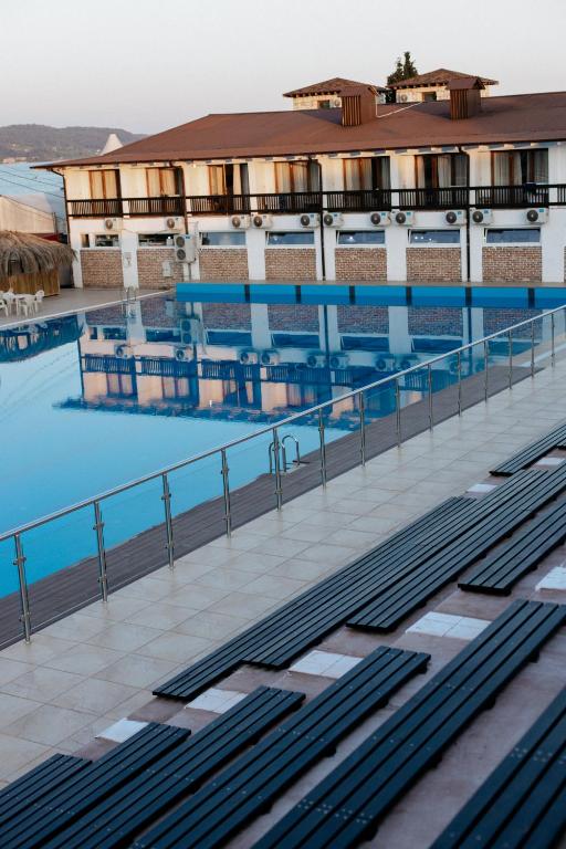 Bazén v ubytování DEM Hotel nebo v jeho okolí