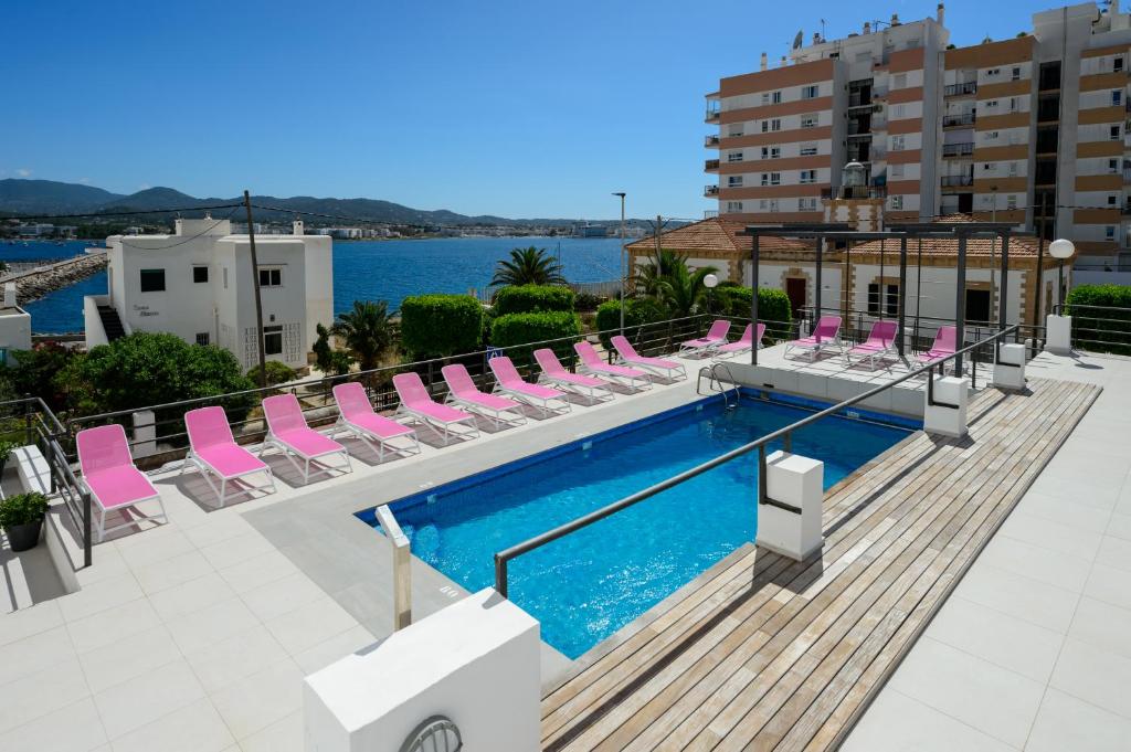 - une piscine avec des chaises longues et un salon de natation dans l'établissement Aparthotel Vibra Sanan - Adults only, à Sant Antoni de Portmany
