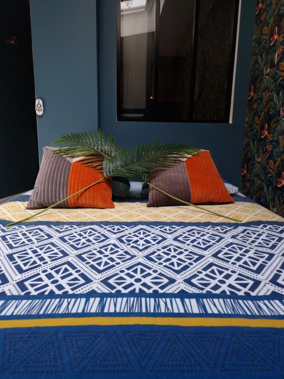una cama con dos almohadas encima en Studio Eden Jacuzzi, en Amiens