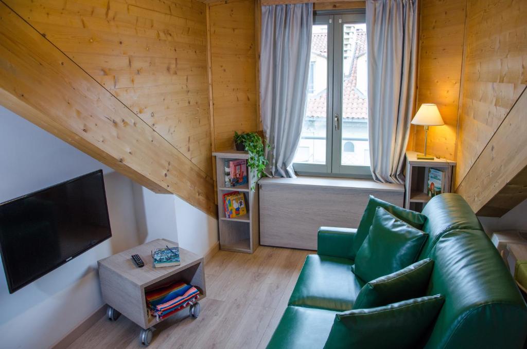A seating area at Turin Sweet Home