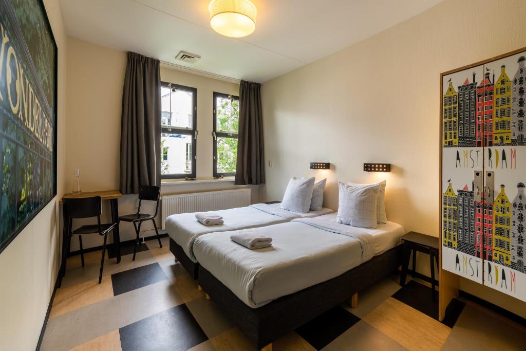 Postel nebo postele na pokoji v ubytování Stayokay Hostel Amsterdam Vondelpark