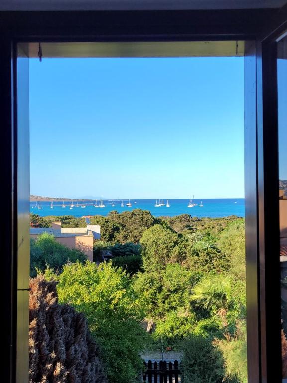 una finestra con vista sull'oceano di Villa La Pelosa Stintino a Stintino