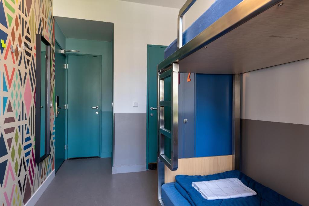 Stayokay Hostel Amsterdam Vondelpark - Twin Room With Bunk Beds And Private Bathroom With Shower
