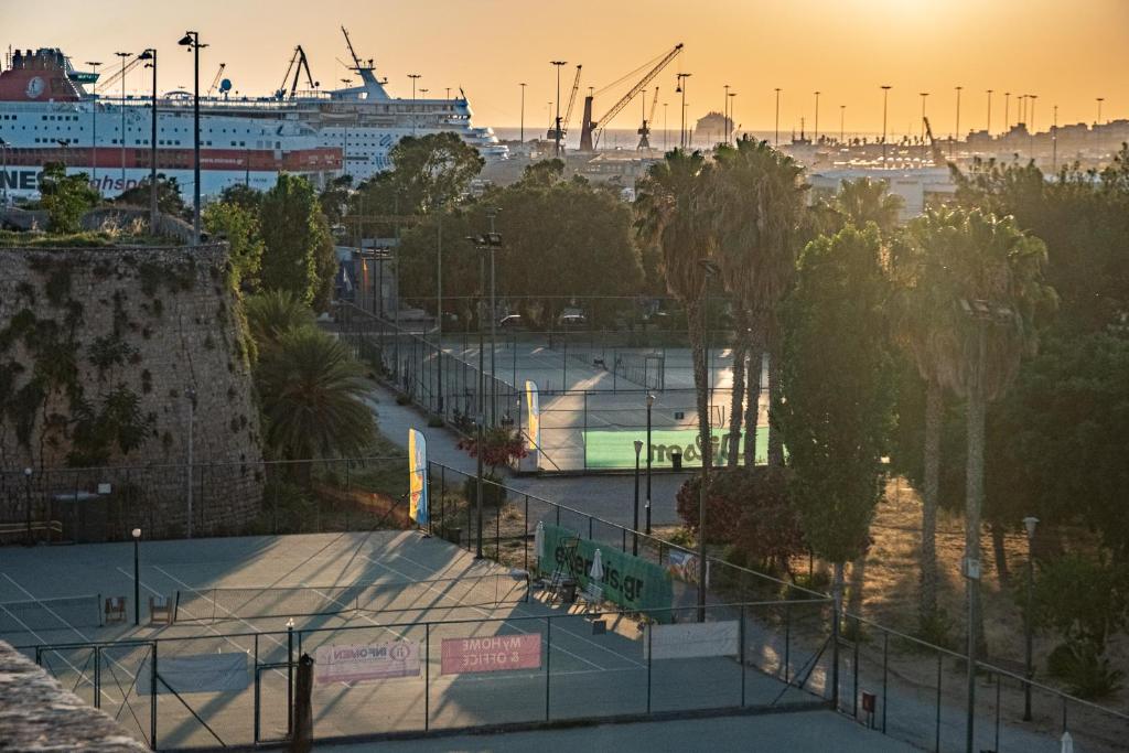Tenis lub squash w obiekcie The Venetian Walls Cosy Apartments lub w pobliżu
