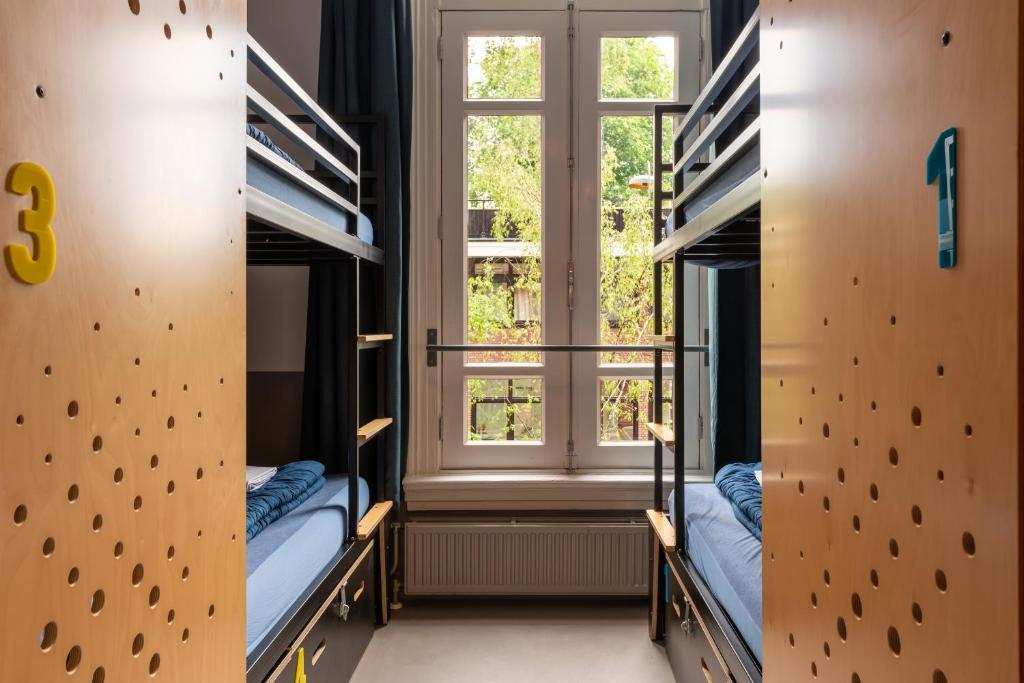 Postel nebo postele na pokoji v ubytování Stayokay Hostel Amsterdam Vondelpark