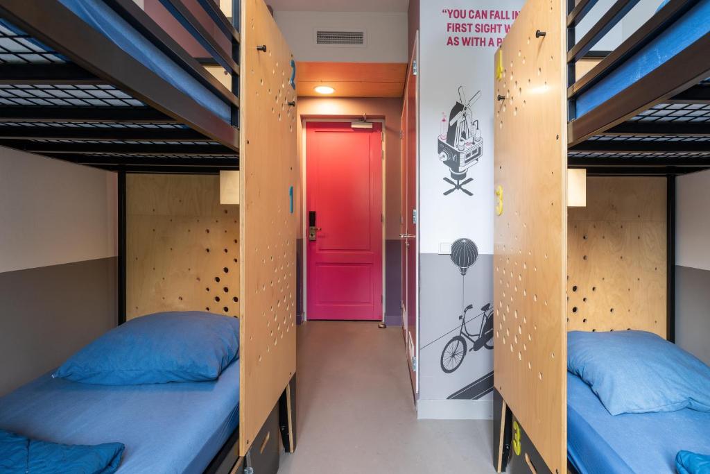Postel nebo postele na pokoji v ubytování Stayokay Hostel Amsterdam Vondelpark