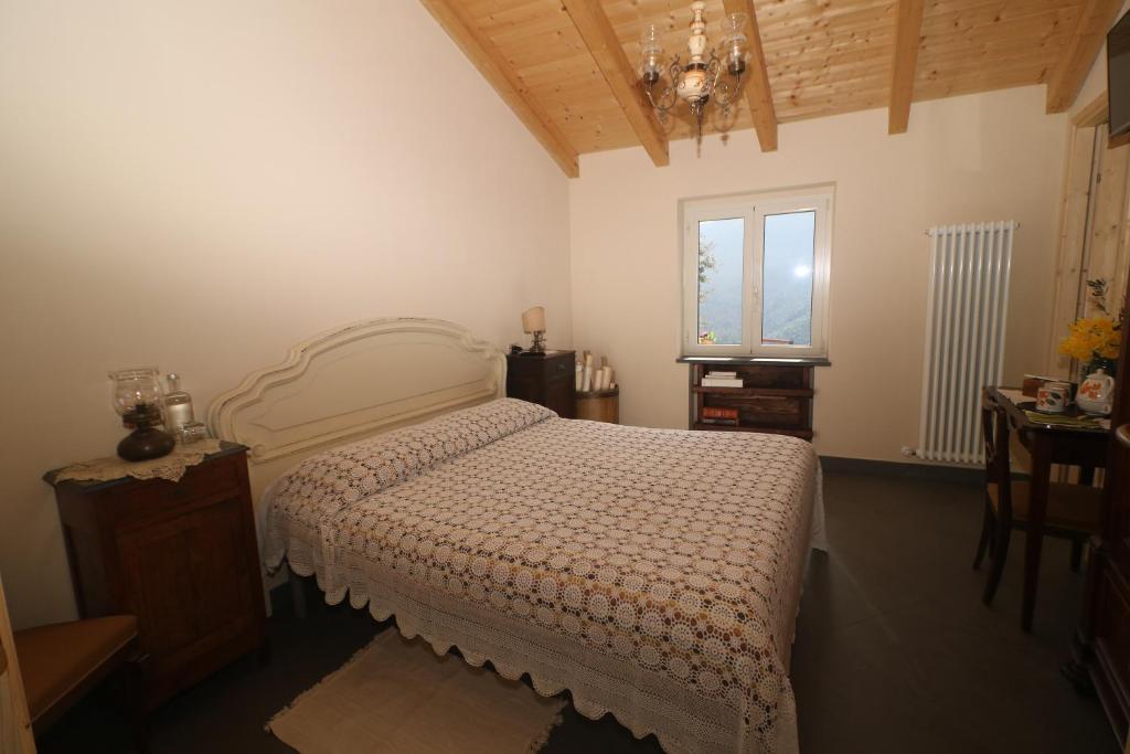 1 dormitorio con cama y ventana en bbveleura, en Velva