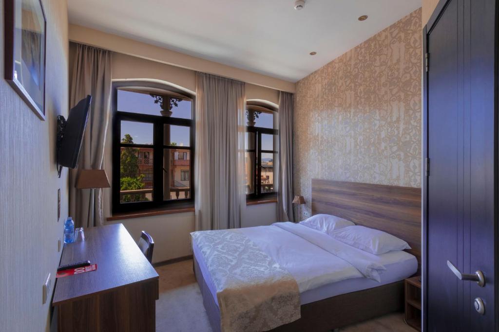 Postel nebo postele na pokoji v ubytování Old Meidan Tbilisi By Urban Hotels