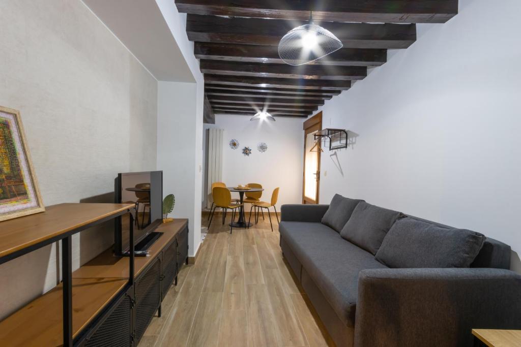 sala de estar con sofá y mesa en Apartamentos Turísticos La Casa Grande, en Arévalo