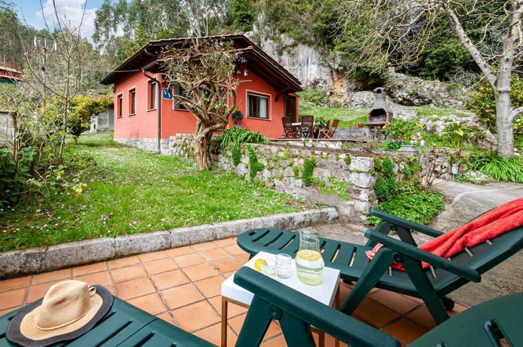 A garden outside La casina de cuevas del agua