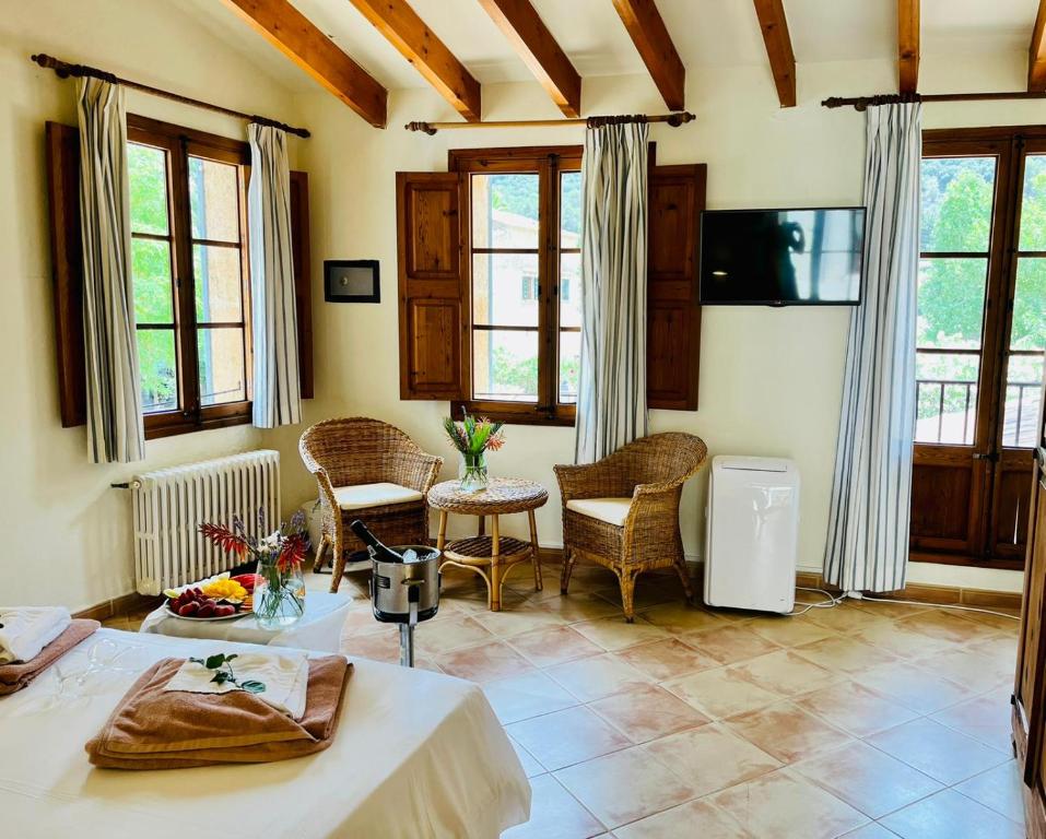 TV a/nebo společenská místnost v ubytování Hotel Rural Nou Dalt Muntanya