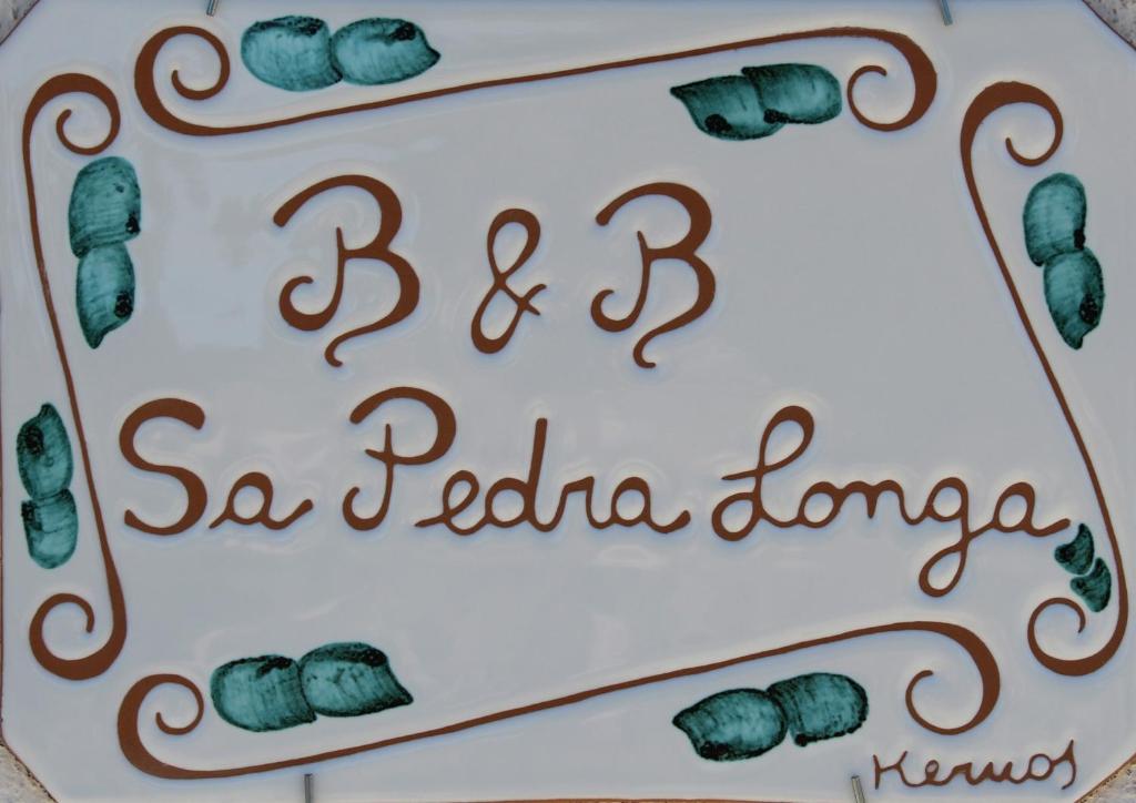um bolo de aniversário para uma noiva e um noivo em B&B Sa Pedra Longa em Uri