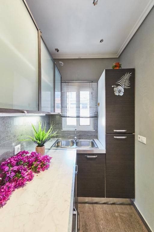 Kuchyňa alebo kuchynka v ubytovaní CASA MYRlAM Marousi -View & Private Parking-