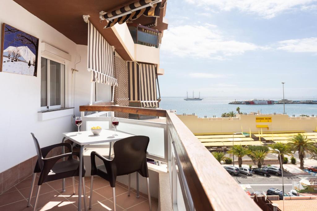 Black and white apartment FREE WIFI by Olax Rentals