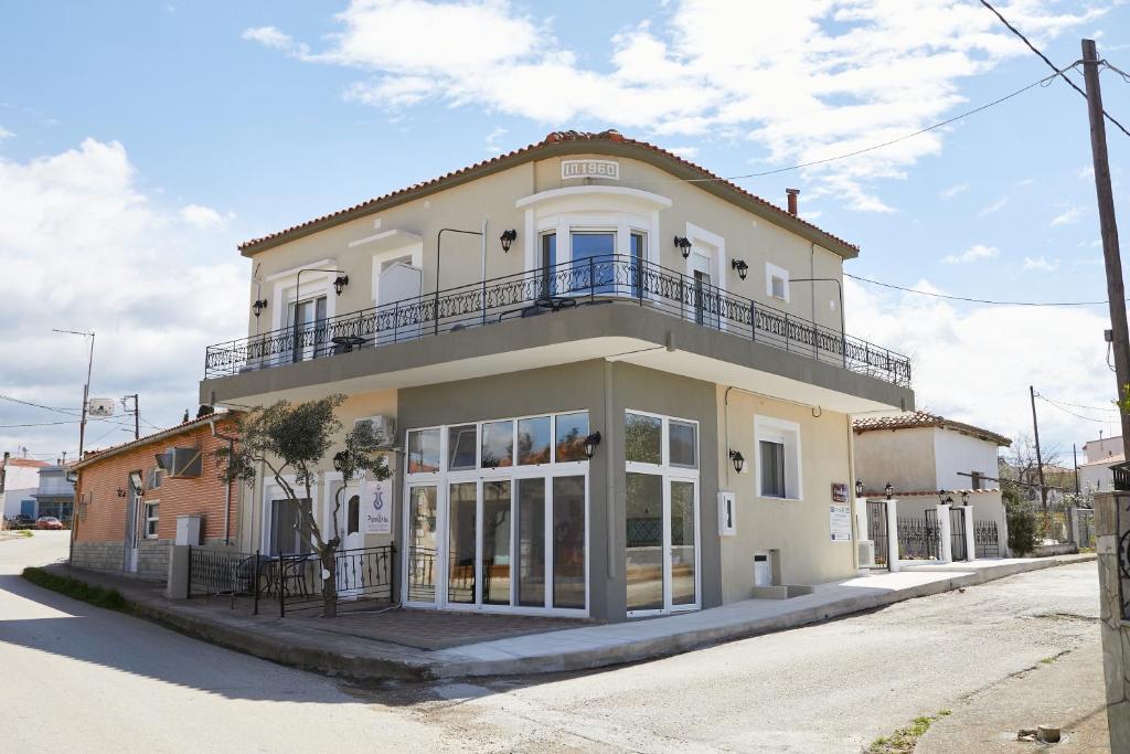 - un bâtiment blanc avec un balcon dans une rue dans l'établissement Romilia Guesthouse, 