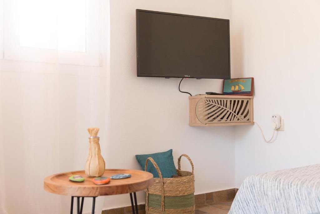 TV a/nebo společenská místnost v ubytování ALTHEA - cozy with spacious terrace views