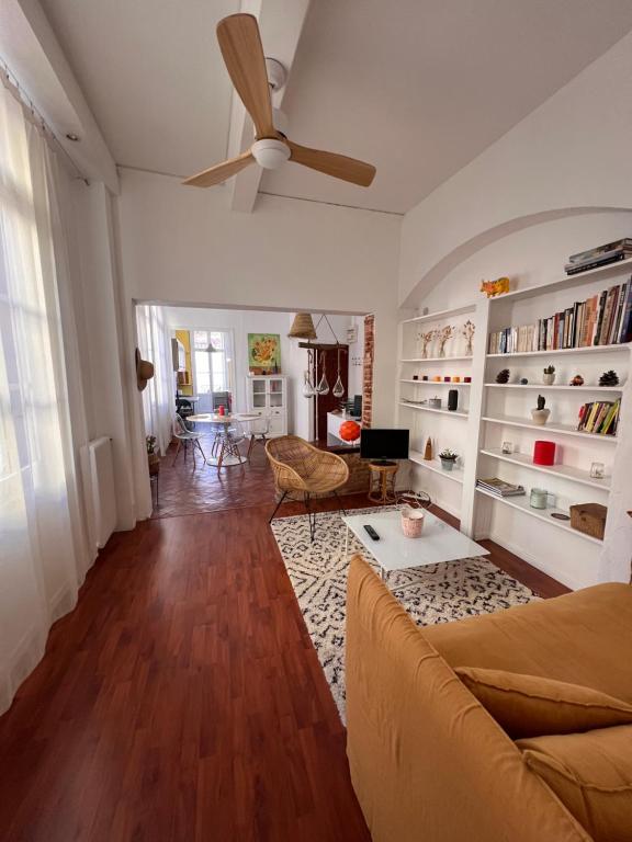 - un salon avec un canapé et un ventilateur de plafond dans l'établissement Perpignan Appartement en plein centre historique, à Perpignan