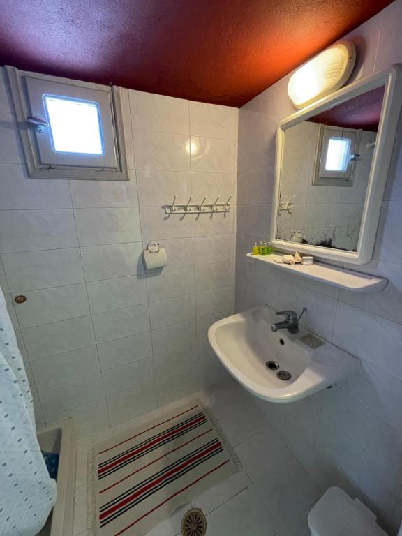 Фотография из галереи Santorini Grace Villa 3 в городе Foinikiá