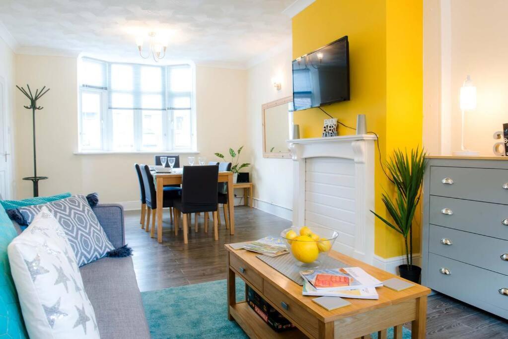 uma sala de estar com um sofá e uma mesa em Newport house sleeps 5 near Junction 27 on M4 em Newport