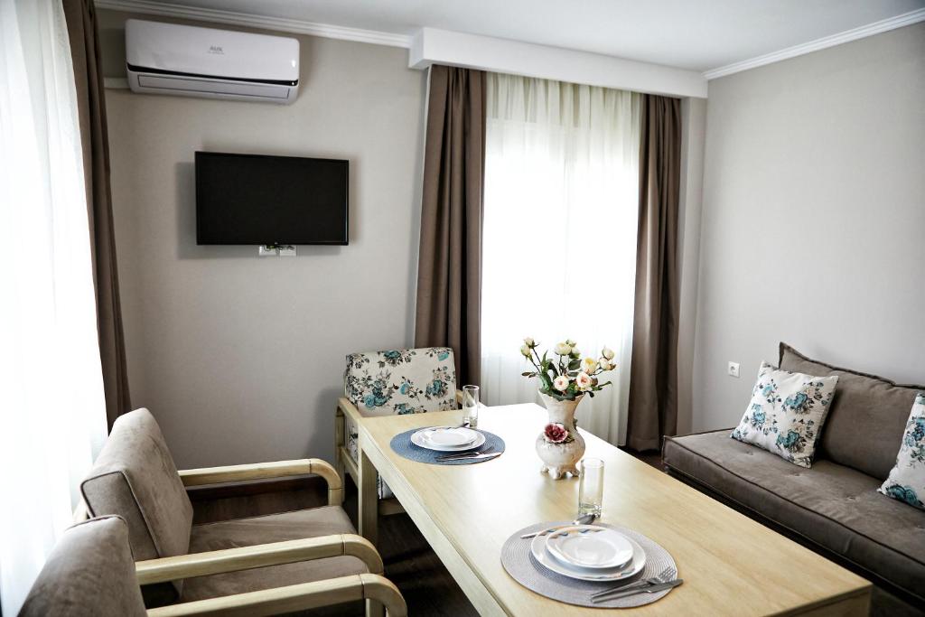 TV a/nebo společenská místnost v ubytování Romilia Guesthouse
