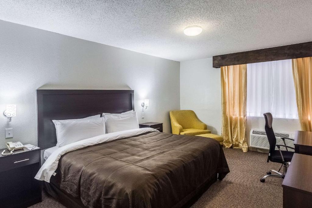 Letto o letti in una camera di Clarion Inn near McAllen Airport