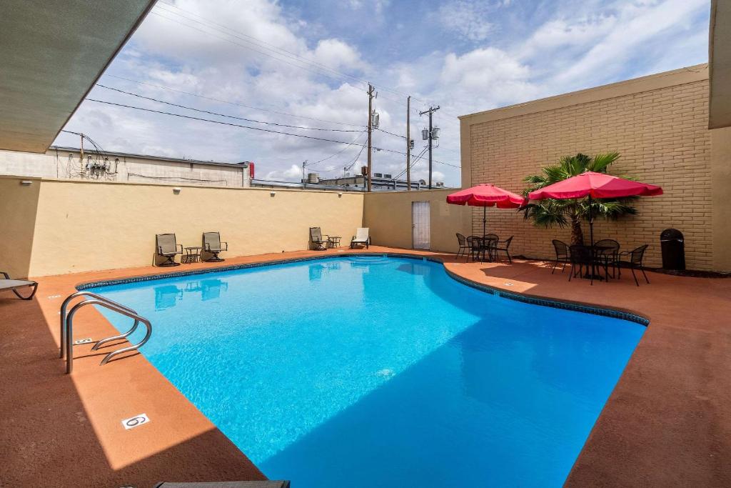 Piscina di Clarion Inn near McAllen Airport o nelle vicinanze