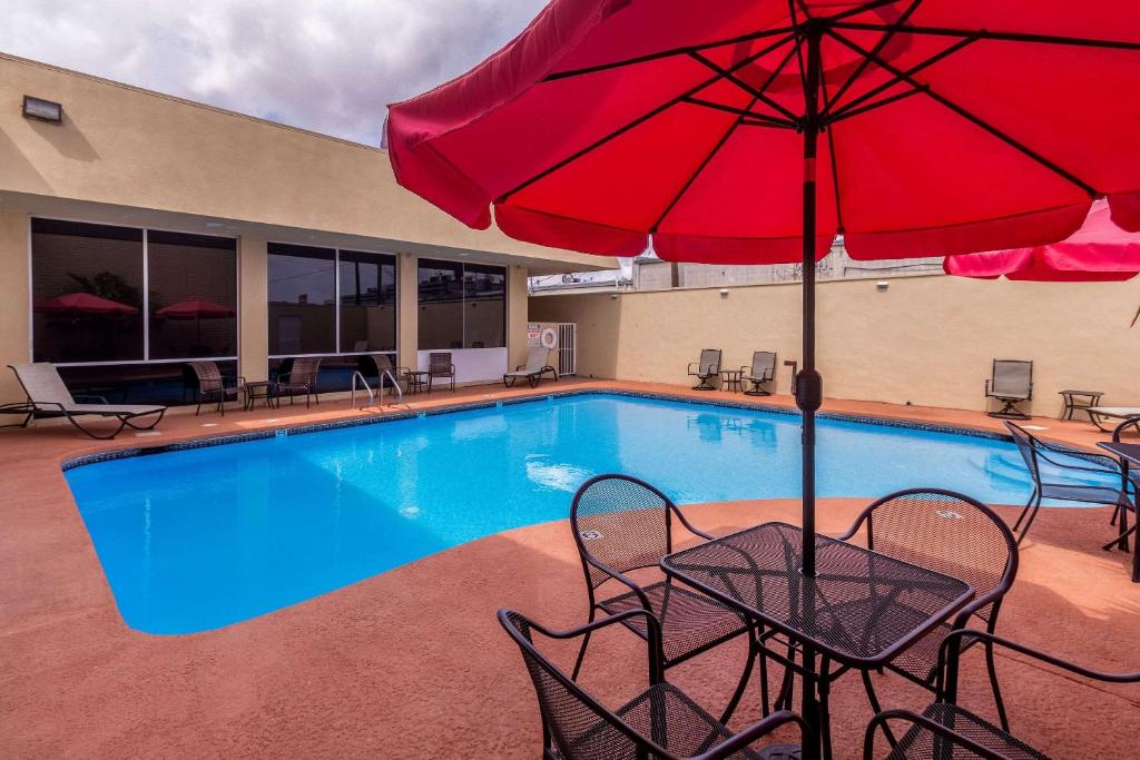 Piscina di Clarion Inn near McAllen Airport o nelle vicinanze