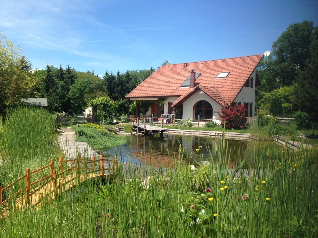 uma casa com um lago em frente em Le lacustre em Choisy