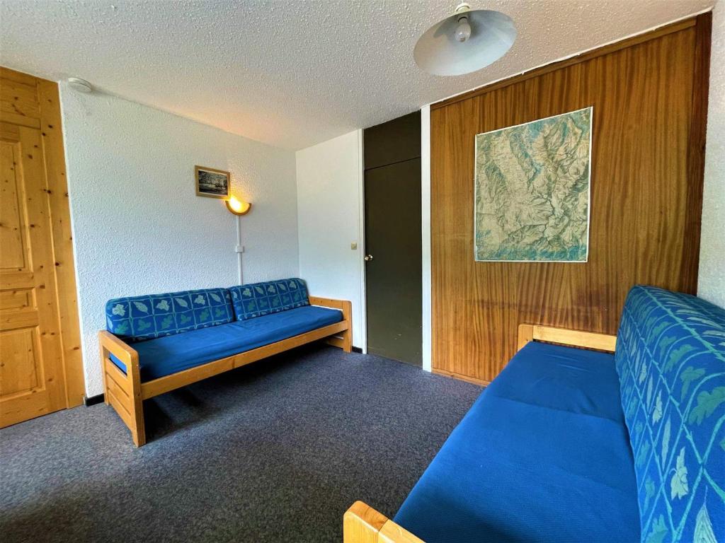 里蒙紐耶的住宿－Appartement Les Menuires, 2 pièces, 6 personnes - FR-1-452-210，一间卧室配有蓝色的床和沙发