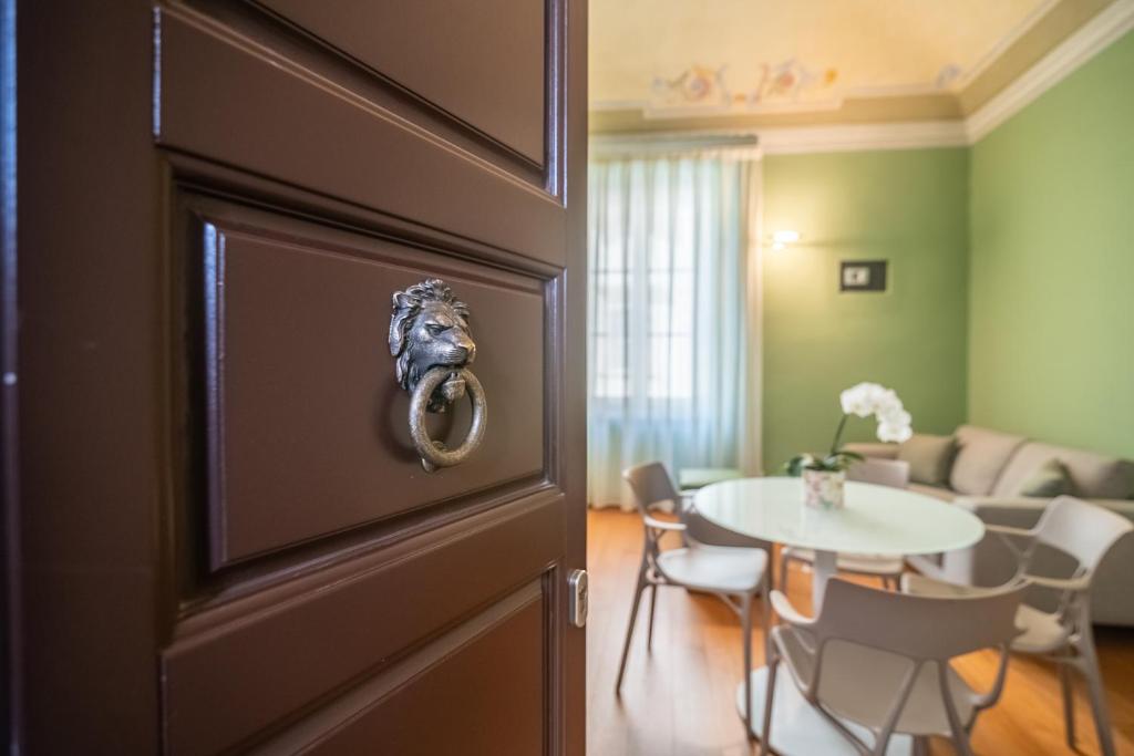 uma porta com uma maçaneta com uma mesa em La Suite del Borghetto em Pisa