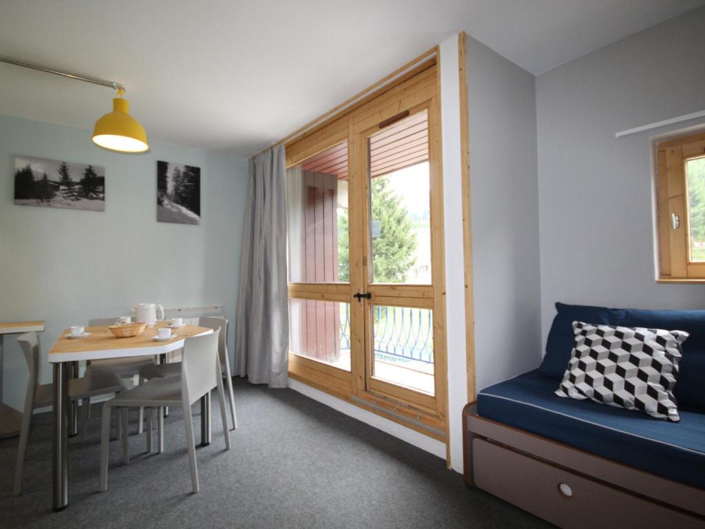salon z niebieską kanapą i stołem w obiekcie Studio cabine rénové pour 5 pers. avec balcon, au calme, proche Transarc et commerces, Wifi inclus - FR-1-346-355 w mieście Arc 1800