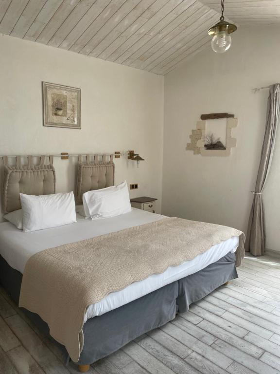 Postel nebo postele na pokoji v ubytování Chambre d'hôtes Hôte des Portes Île de Ré