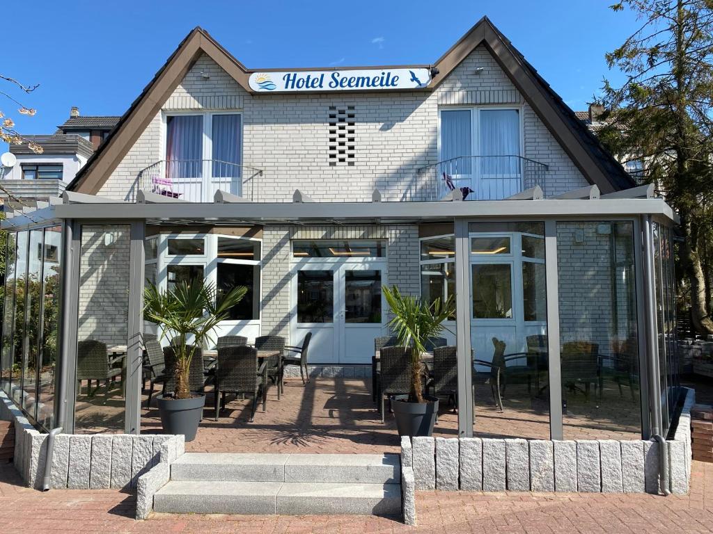 um edifício com um telão à frente dele em Hotel Seemeile em Cuxhaven