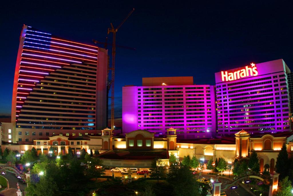 um grupo de edifícios iluminados em luzes roxas em Harrah's Resort Atlantic City Hotel & Casino em Atlantic City