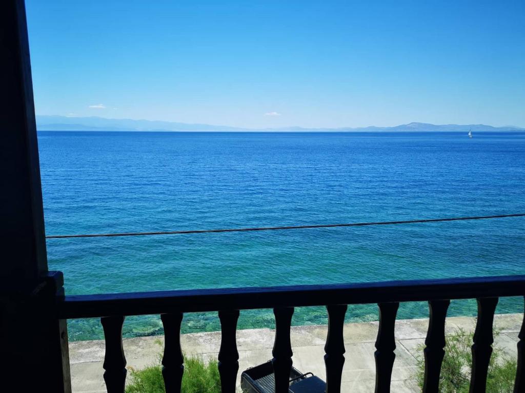 Utsikt over sjøen, enten fra leilighetshotellet eller fra et annet sted