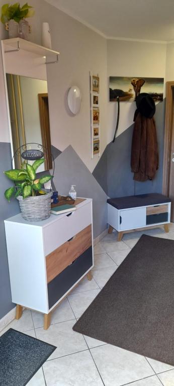 een woonkamer met een dressoir en een spiegel bij Studio-Apartment Braunschweig in Wolfenbüttel in Wolfenbüttel