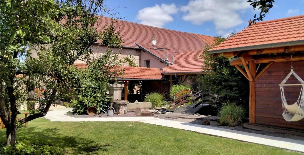 a house with a red roof and a yard at Hagebuche in Brouviller