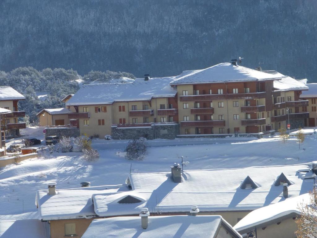 a large building with snow on the roofs at Appartement Aussois, 2 pièces, 4 personnes - FR-1-508-68 in Aussois