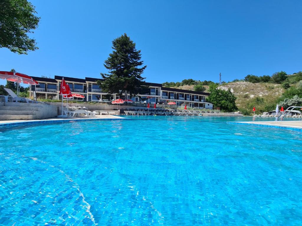 una gran piscina de agua azul frente a un hotel en Saint George Hotel 2, en Kavarna