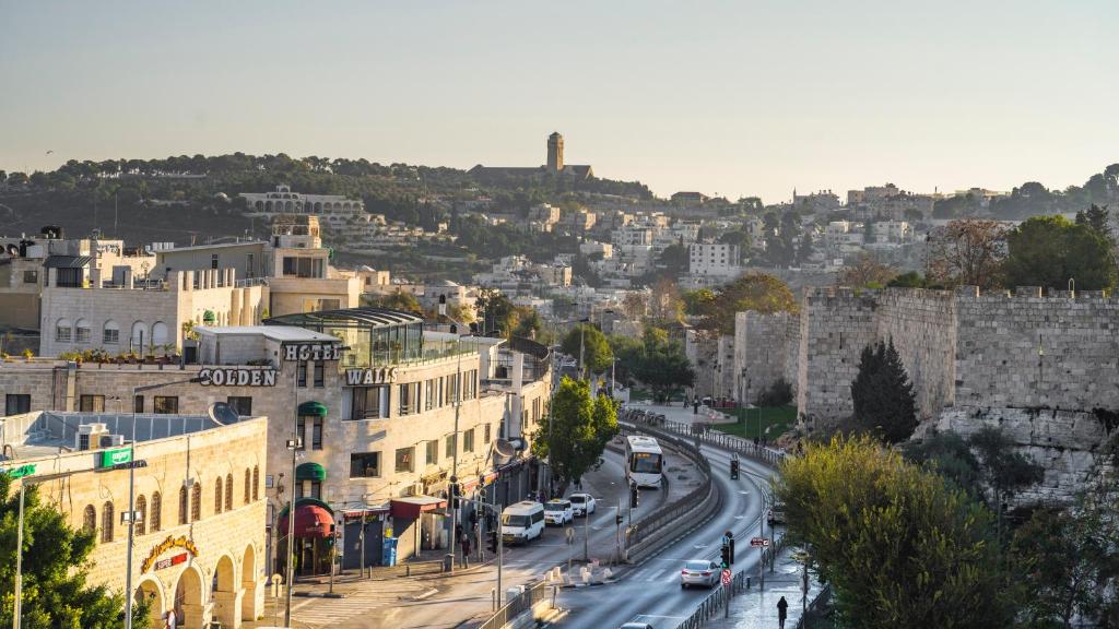 una vista de una ciudad con coches conduciendo por una calle en Golden Walls Hotel, en Jerusalén