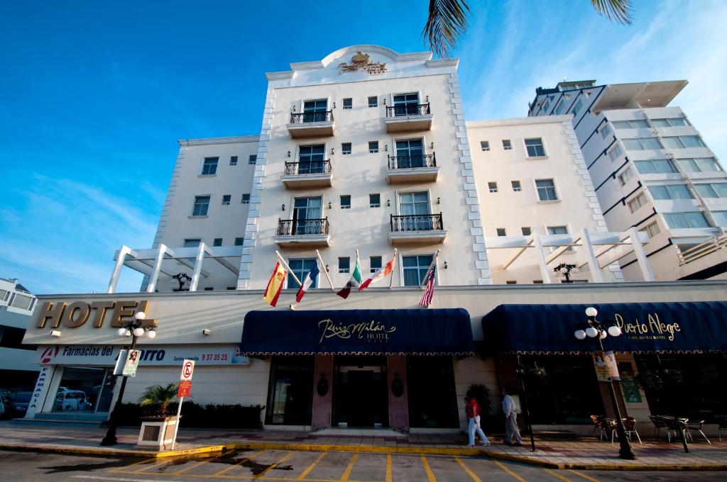 a large white building with a hotel on a street at Hotel Ruiz Milán in Veracruz