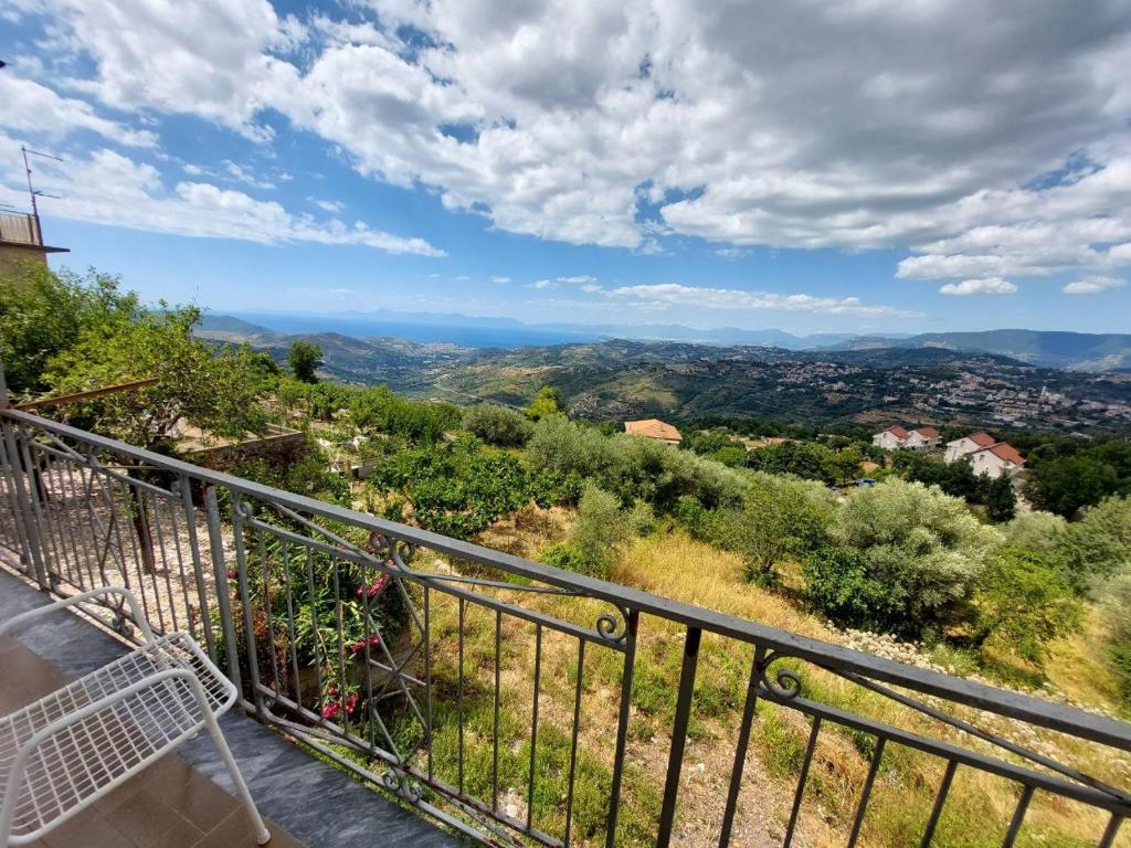 een uitzicht vanaf het balkon van een huis bij Cuore Verde del Cilento in Laureana Cilento