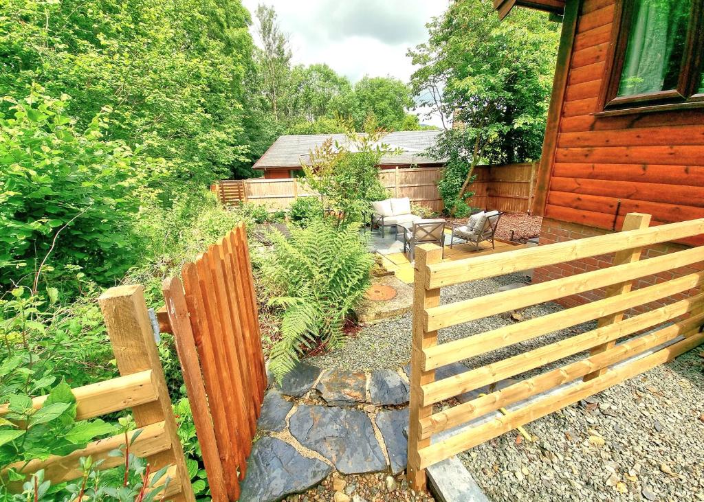 Zahrada ubytování Luxury Wood Lodge with sauna, log burner & private woodland garden - Wnion Wood Lodge