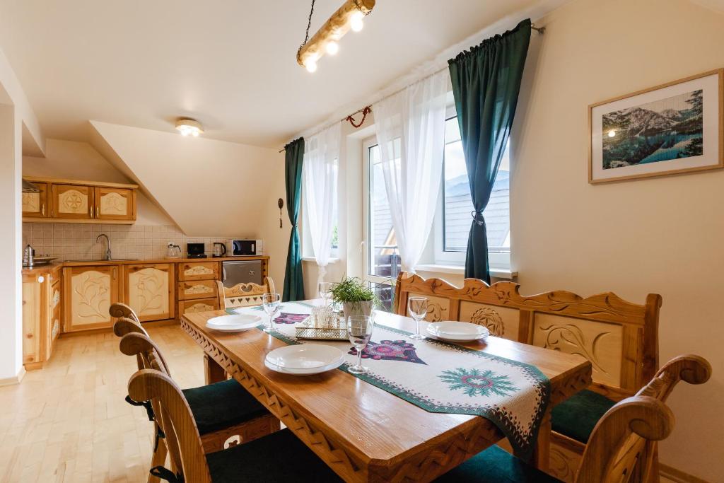 Kuchyňa alebo kuchynka v ubytovaní Apartamenty Butorowy Zakopane